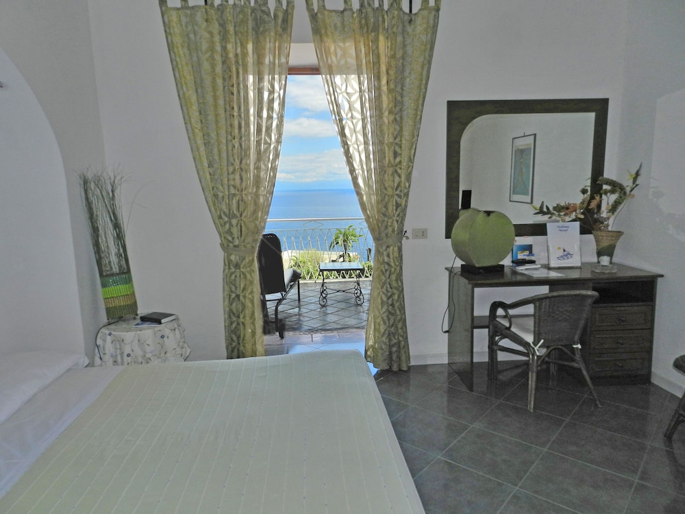 Superior Room, Jetted Tub, Sea View photo 2
