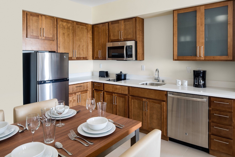 Studio, Multiple Beds, Hearing Accessible, Kitchen (Balcony) thumbnail 5