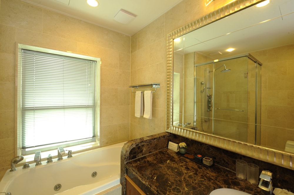 [Mona Breakfast] Royal Suite(Random Bed)+Breakfast (6-9 AM) for 2 @Golf Clubhouse (3-5min. Car Ride) photo 2