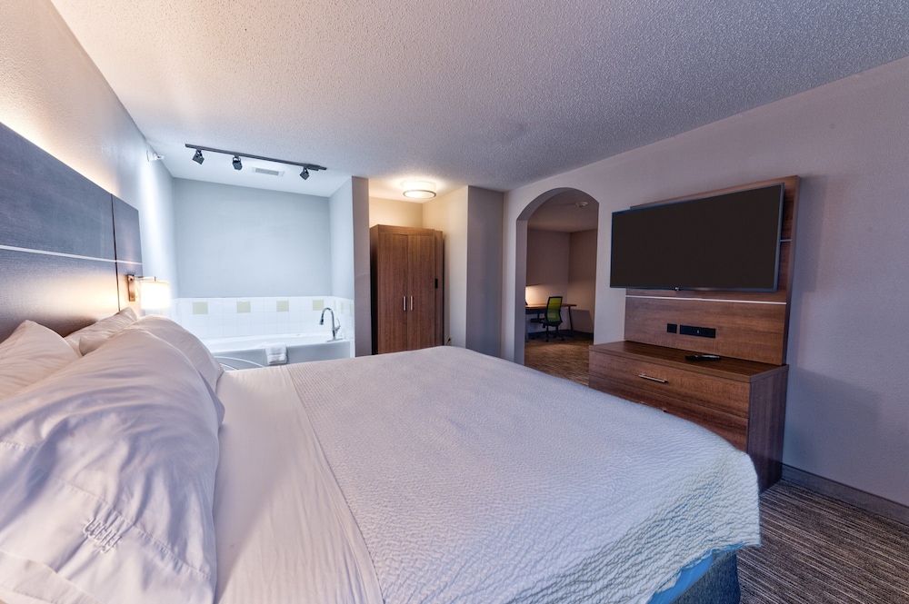 Suite, 1 King Bed, Jetted Tub - Photo 5