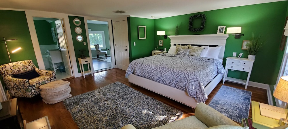 Room, 1 King Bed, Private Bathroom (Holly Room)