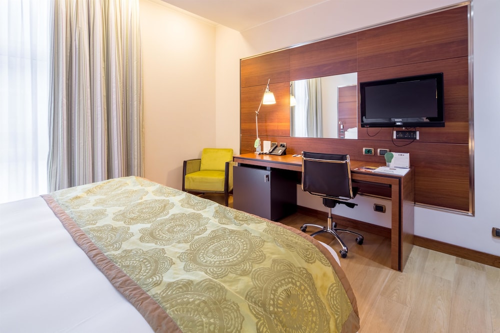 Superior Room, 1 King Bed photo 3