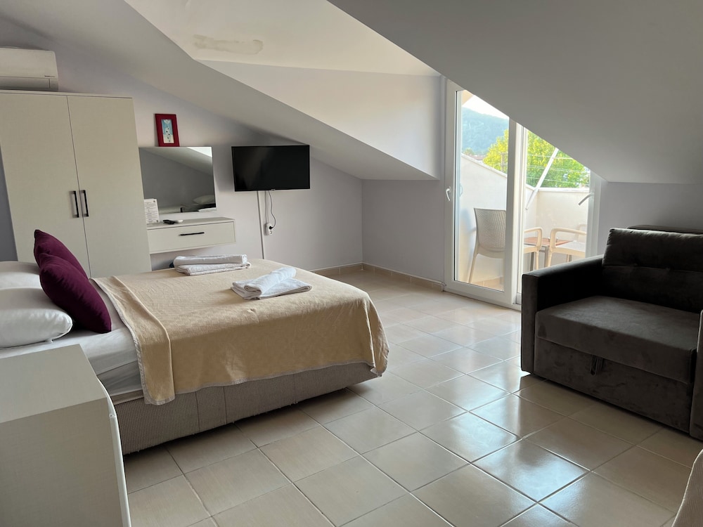 Superior Triple Room, Balcony - Photo 7