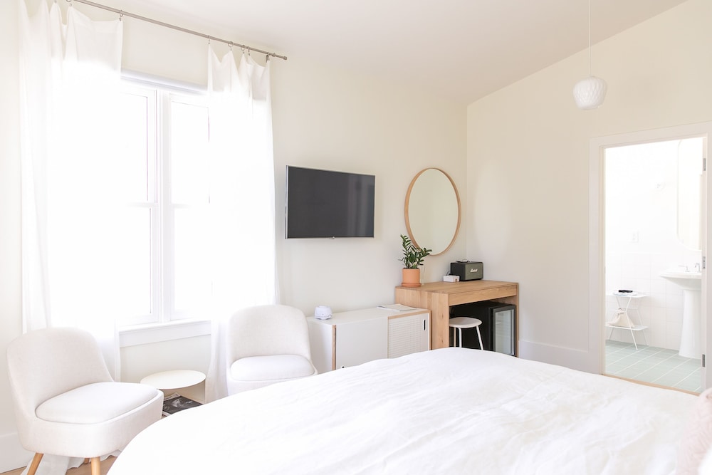 Deluxe Single Room, 1 King Bed, Non Smoking, Patio (Patio King) photo 3