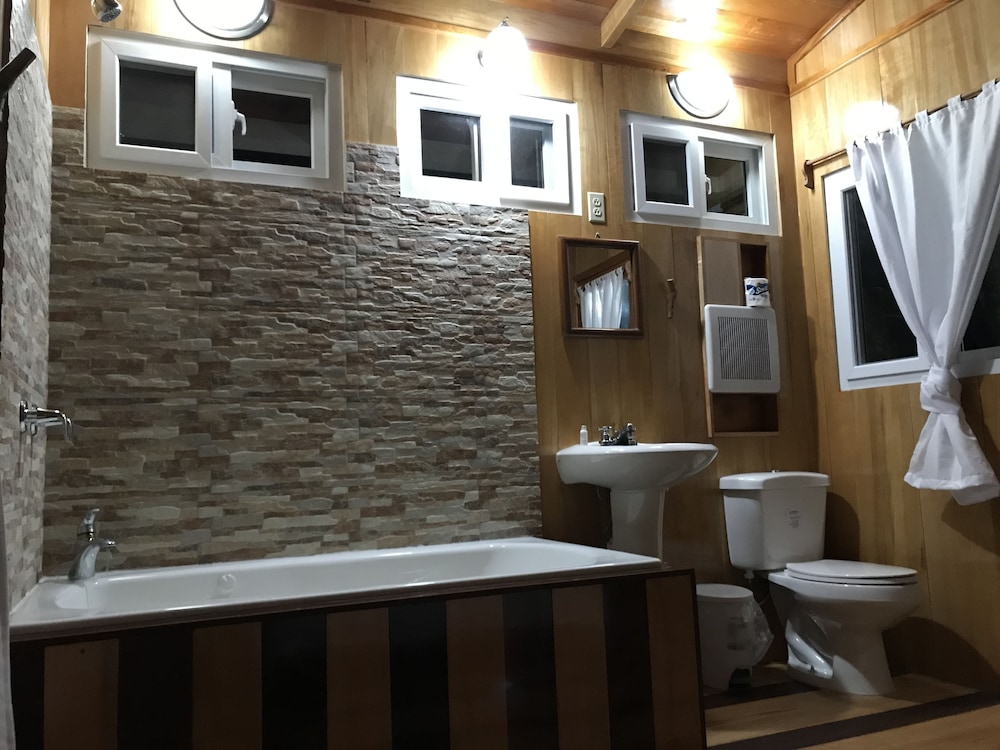 Honeymoon Tree House, 1 Bedroom, Hot Tub, Mountain View photo 3