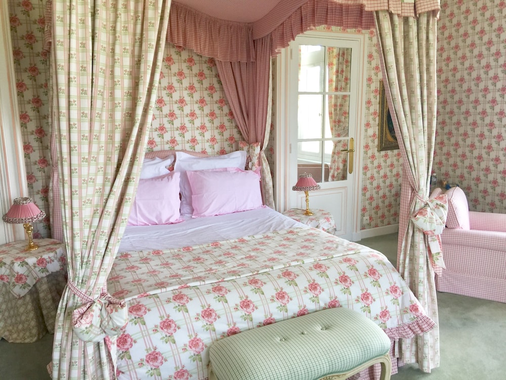 Romantic Suite (Spa Access & Massage Included For 2) photo 1
