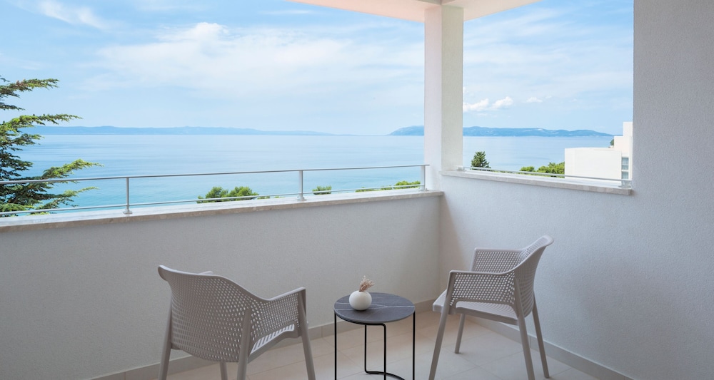 Junior Suite, Balcony, Partial Sea View photo 3