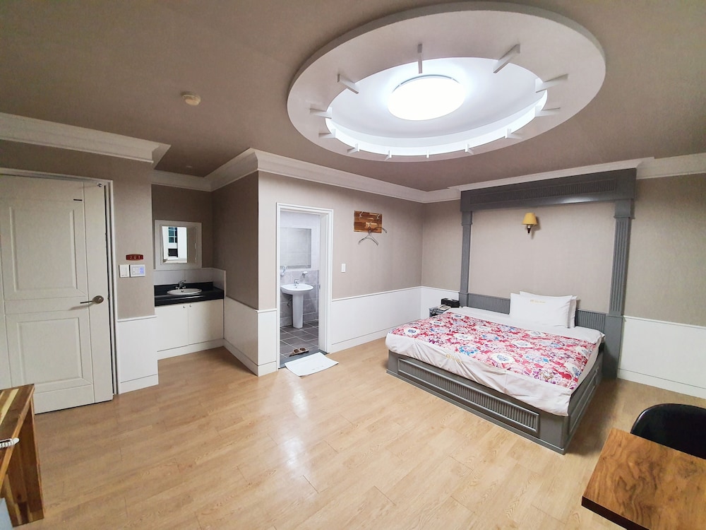 Standard Room, 1 Queen Bed