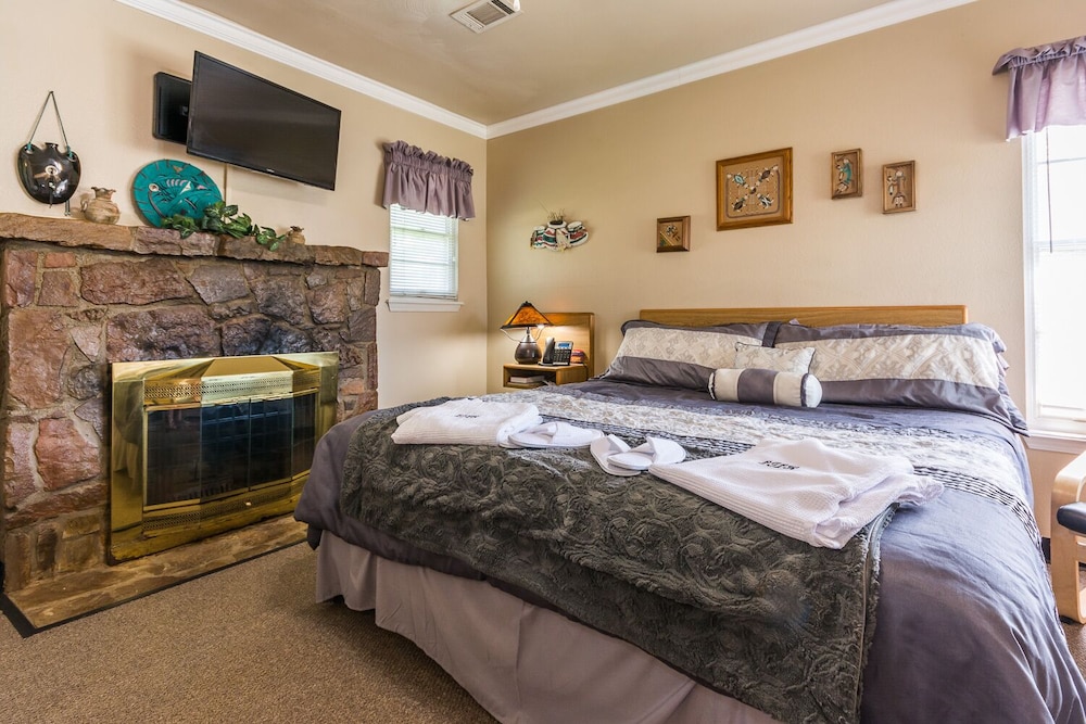 Standard Studio Suite, 1 King Bed photo 2