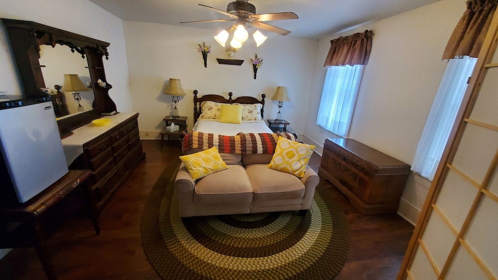 Basic Room, 1 Queen Bed, City View photo 1