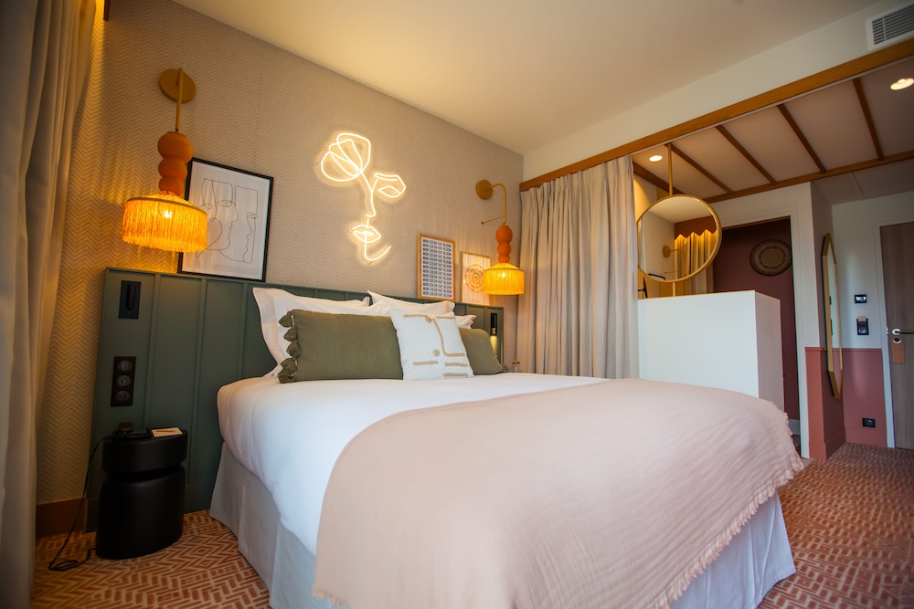 Standard Room, 1 Queen Bed (Classic Room) photo 2