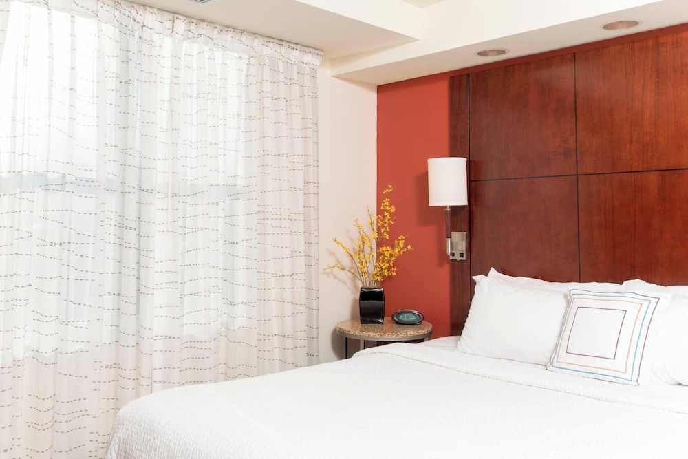 Suite, 2 Bedrooms - Photo 1