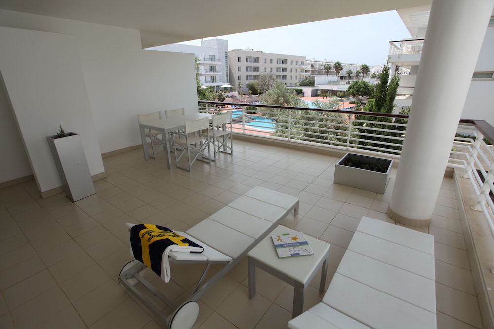 Superior Apartment, 2 Bedrooms, Pool View