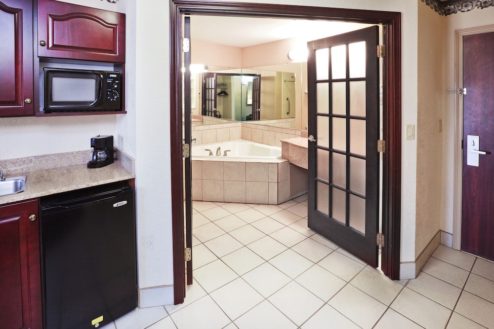 Suite, 1 King Bed, Jetted Tub - Photo 1