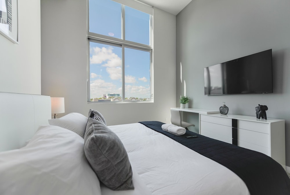 Luxury Condo photo 2