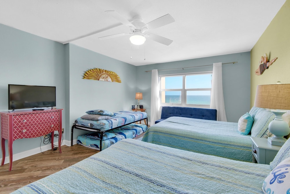 Apartment, Multiple Beds (Regency Towers 702 West- Azure Pleasu) photo 2