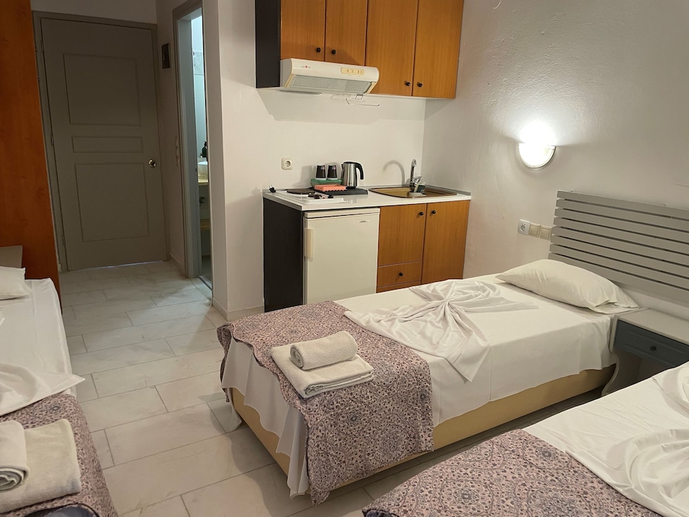 Basic Studio, 3 Twin Beds photo 3