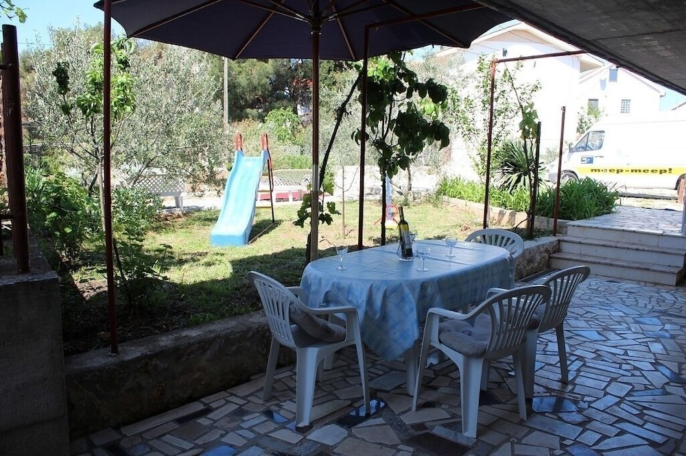 Apartment (Anna - great location & family friend)