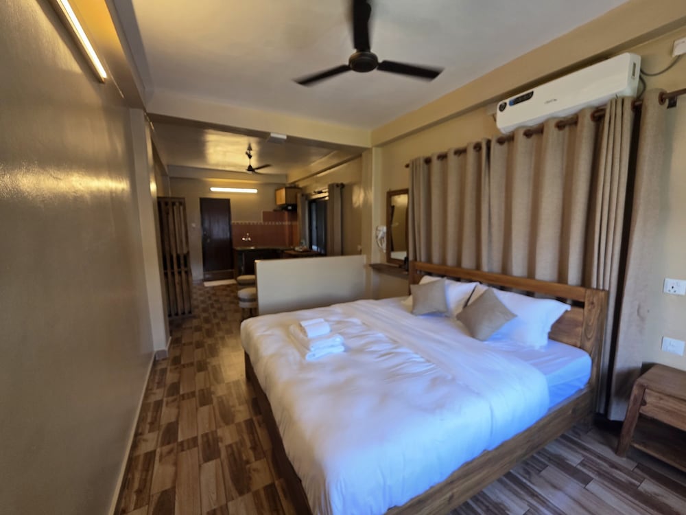 Luxury Apartment, Hill View