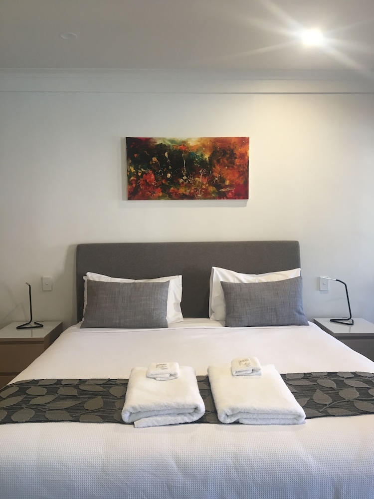 Deluxe Room, 1 King Bed, Jetted Tub, Ground Floor