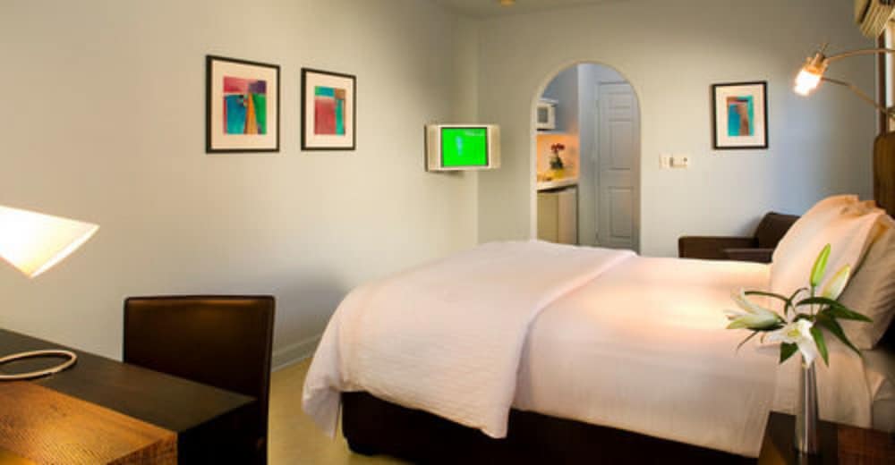 Basic Room, 1 Queen Bed - Photo 3
