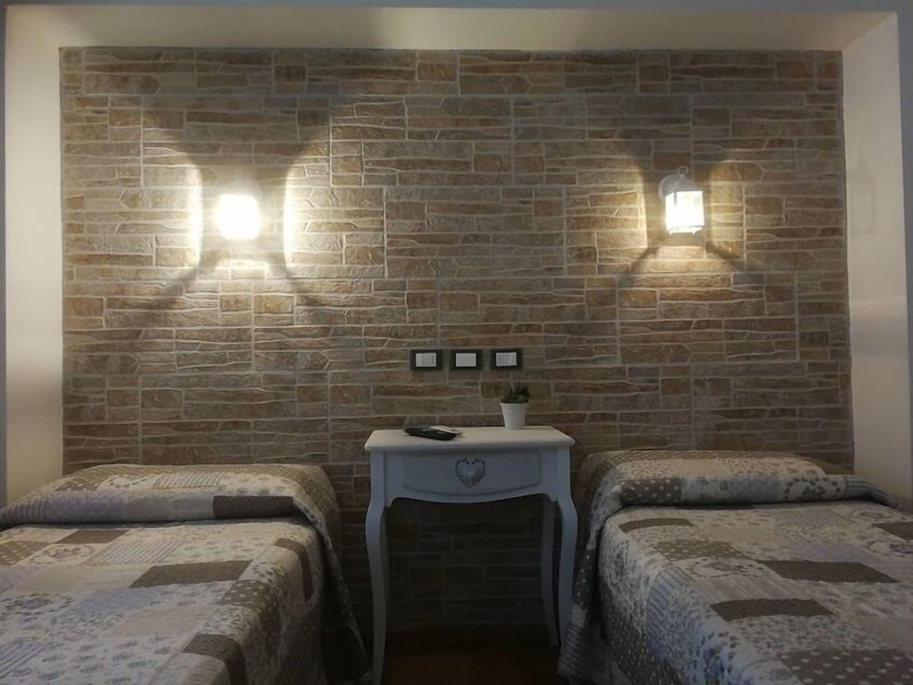 Basic Twin Room, 2 Twin Beds photo 3