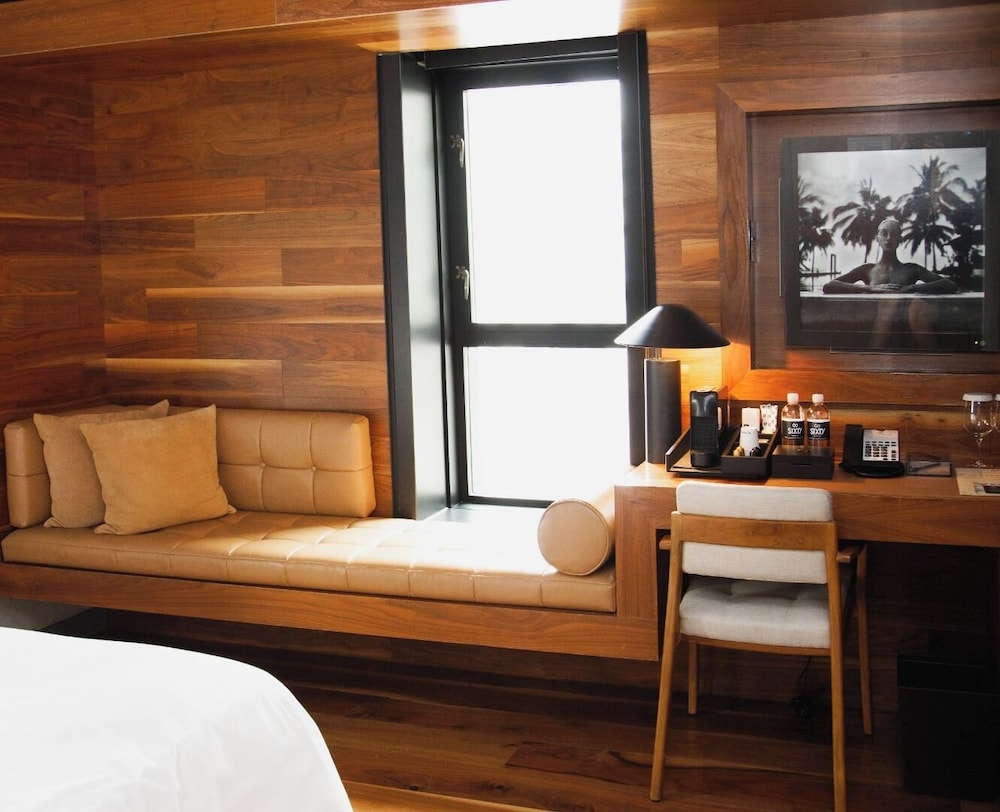 Room, 1 Queen Bed (Queen of The Club)