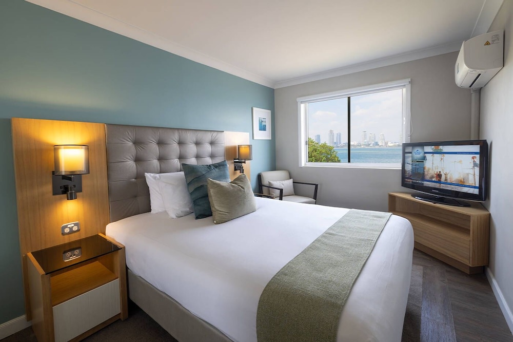 Premium Broadwater Suite - Photo 1