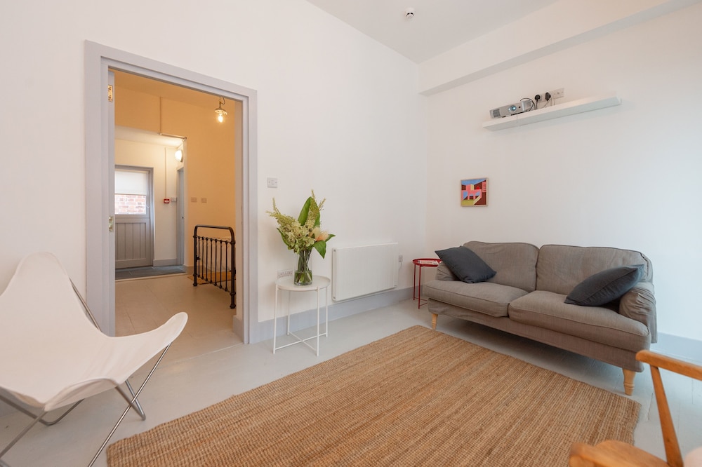 Classic Studio, 1 King Bed, Refrigerator photo 3