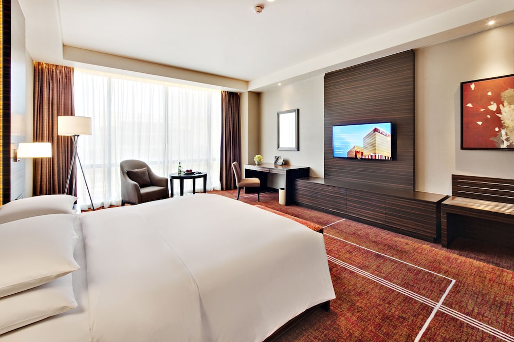 Deluxe Room, 1 King Bed photo 3