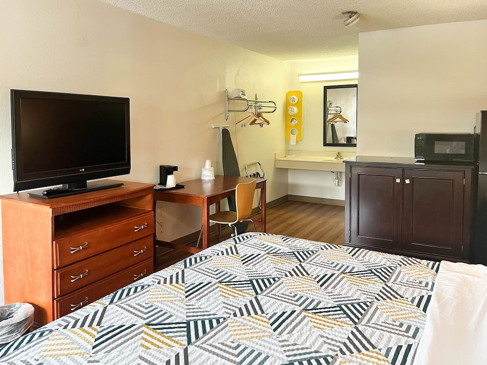 Deluxe Room, 1 King Bed, Non Smoking photo 3