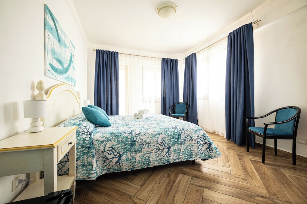 Superior Double or Twin Room, 1 Double Bed, Partial Sea View photo 2