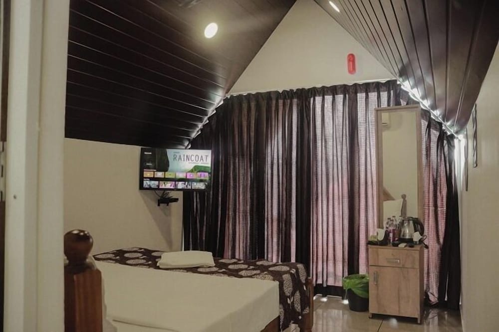 Superior Room, 1 Queen Bed, Private Bathroom, Lake View photo 3