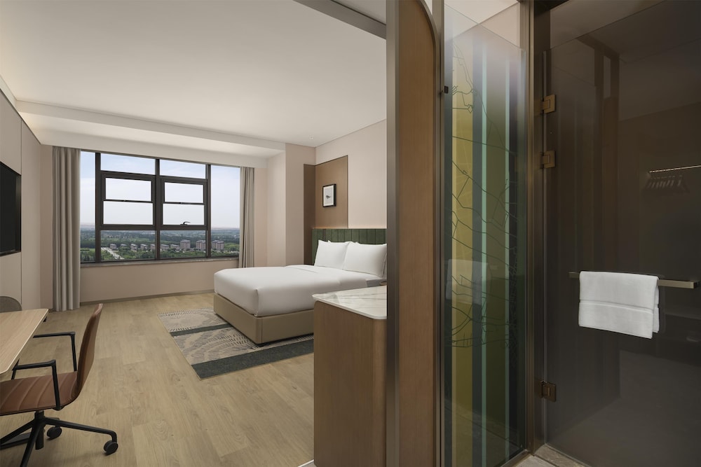 Deluxe Room, 1 King Bed, Lake View