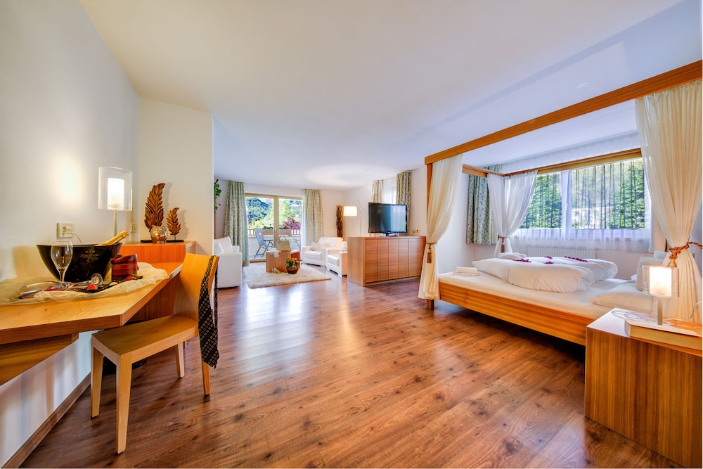 Junior Room, Non Smoking, Garden View