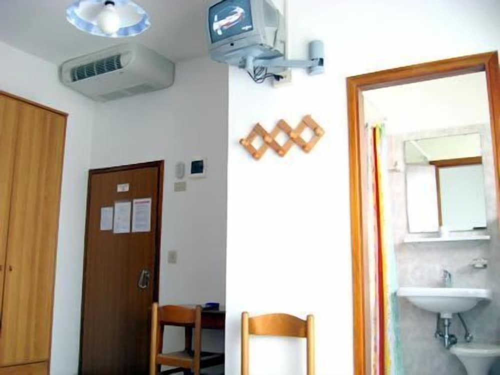 Standard Triple Room, Ensuite photo 3
