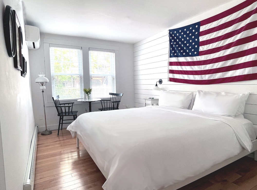 Standard Room, 1 King Bed photo 3