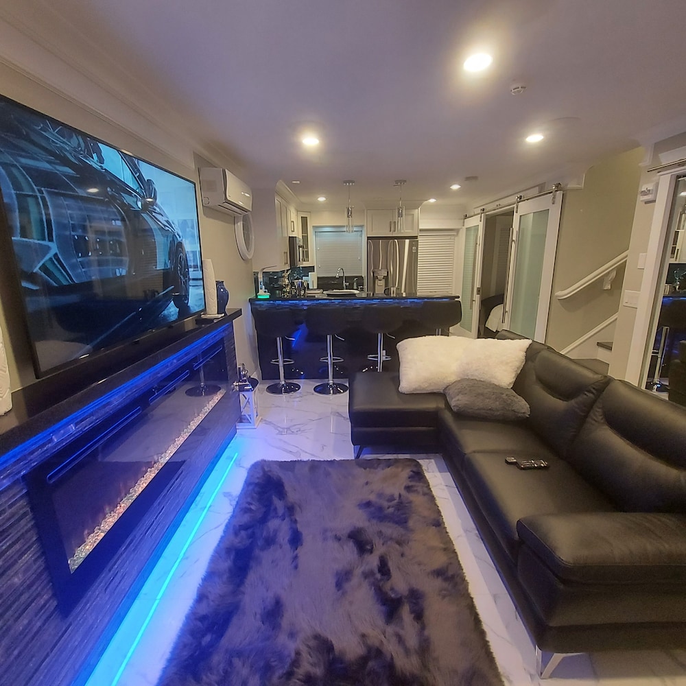 Beautiful Luxury 3 Bedroom Townhouse photo 3