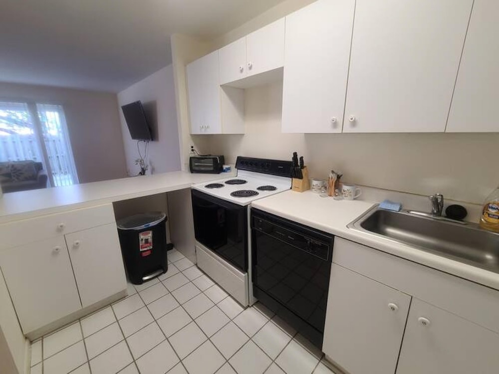 2BR 2B Clean Spacious Great Location, Photo 13