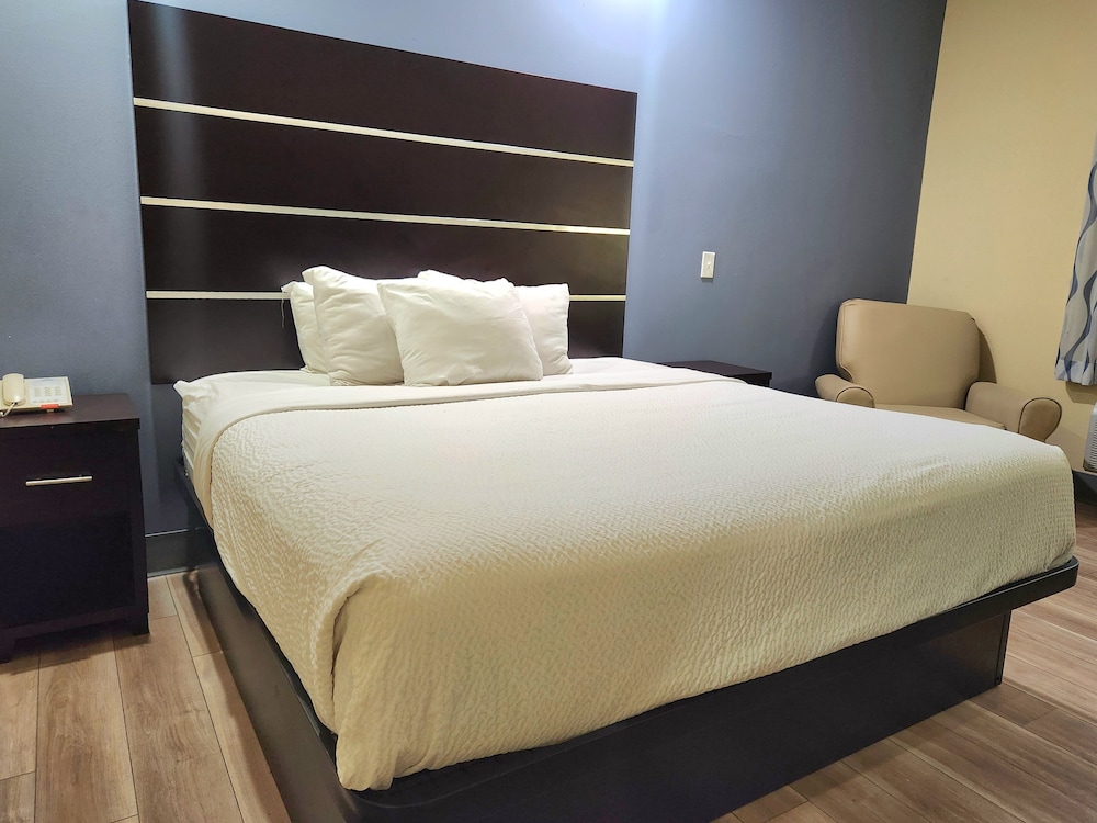 Deluxe Room, 1 King Bed, Non Smoking - Photo 1