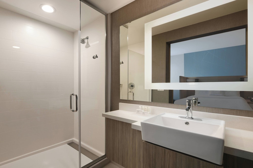 Suite, Multiple Beds (Mobility/Hearing Access, Roll-in Shwr) - Photo 4