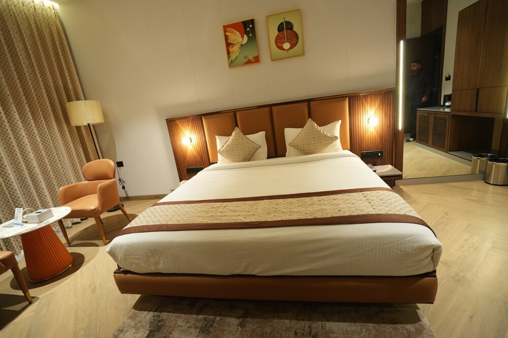 Deluxe Double Room, City View photo 3