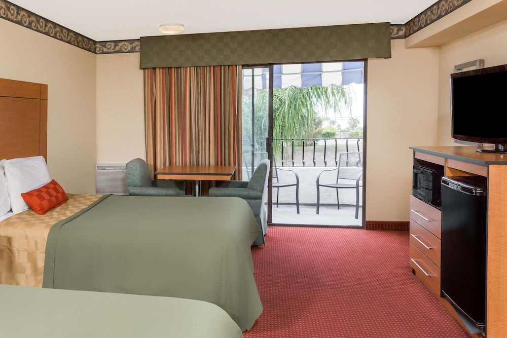 Room, 2 Queen Beds, Non Smoking, Balcony photo 3