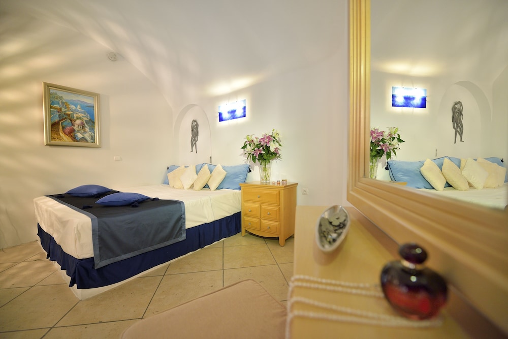 Superior Suite - Photo 9