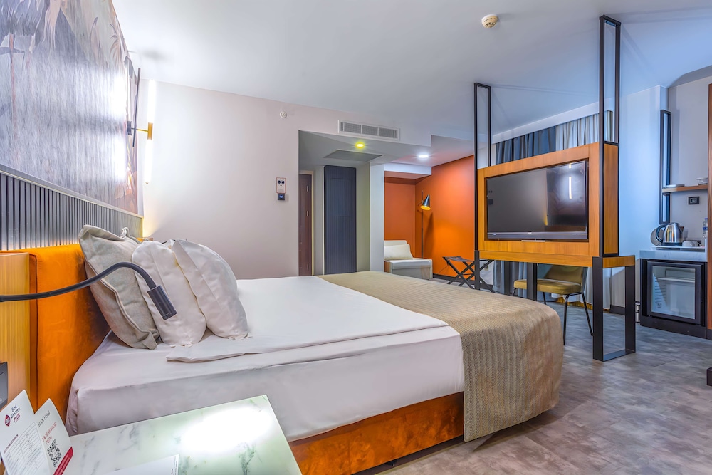 Deluxe Suite, 1 King Bed, Non Smoking, Microwave (with Single Sofabed) - Photo 9