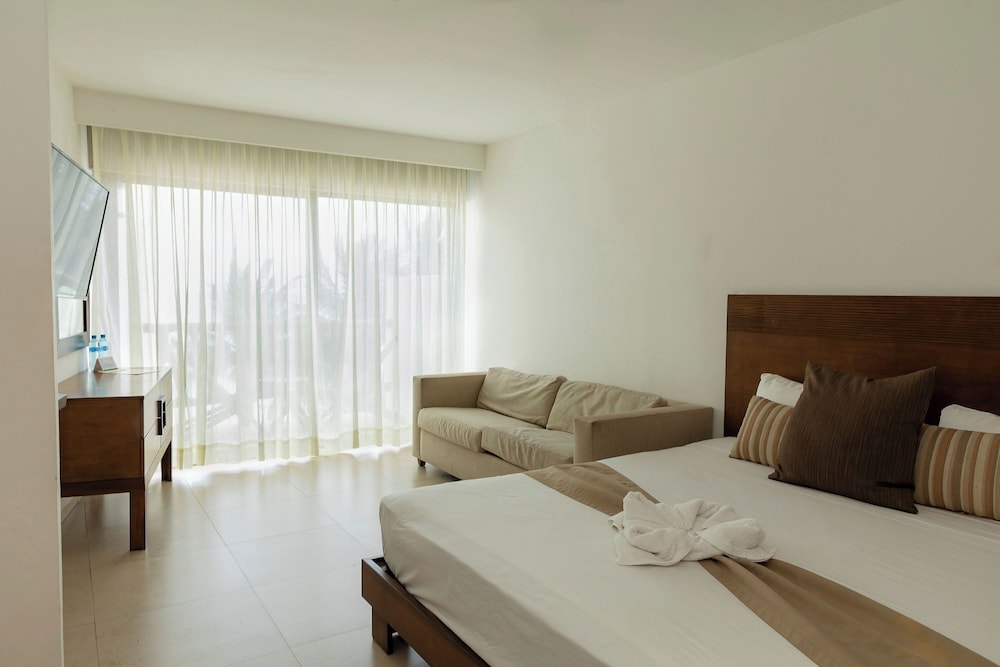 Standard Room, 1 Queen Bed, Partial Ocean View