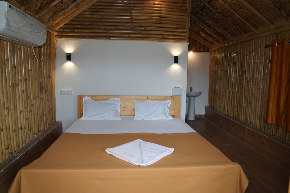 Deluxe Double Room, 1 King Bed, Garden View, Garden Area photo 2