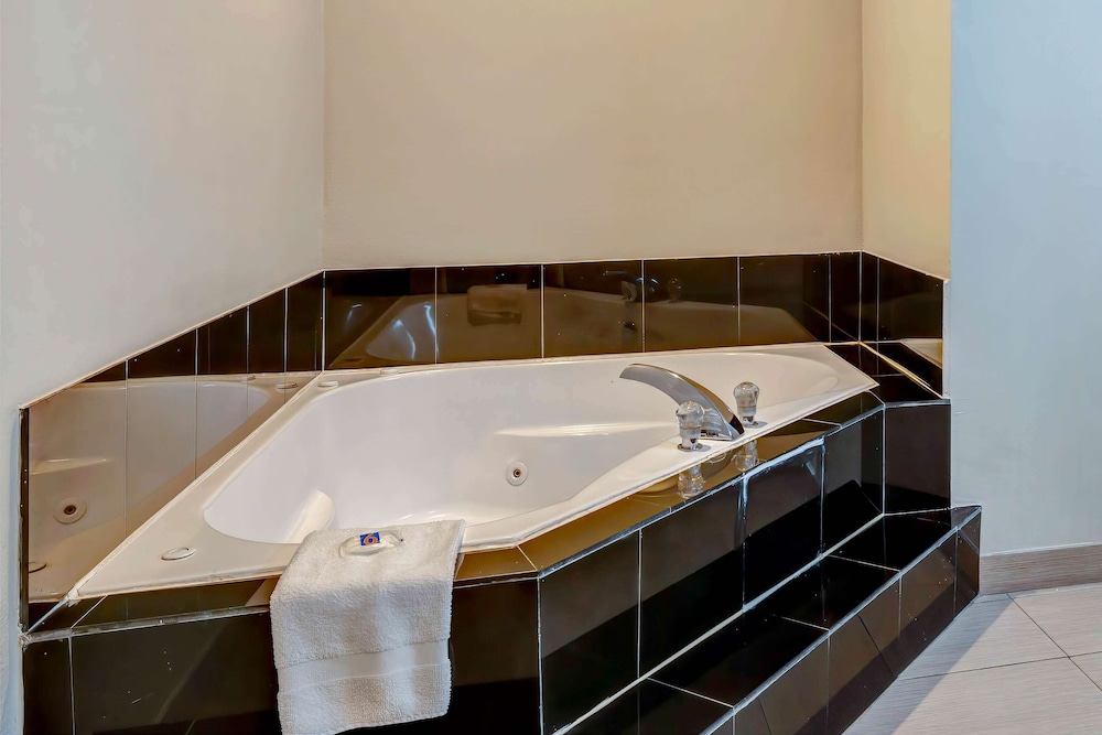 Deluxe Suite, Multiple Beds, Non Smoking - Photo 4