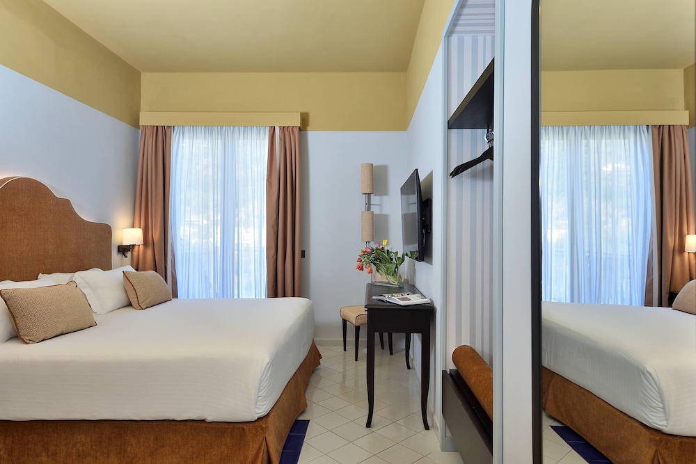 Deluxe Room, 1 Bedroom, Non Smoking, Sea View - Photo 5