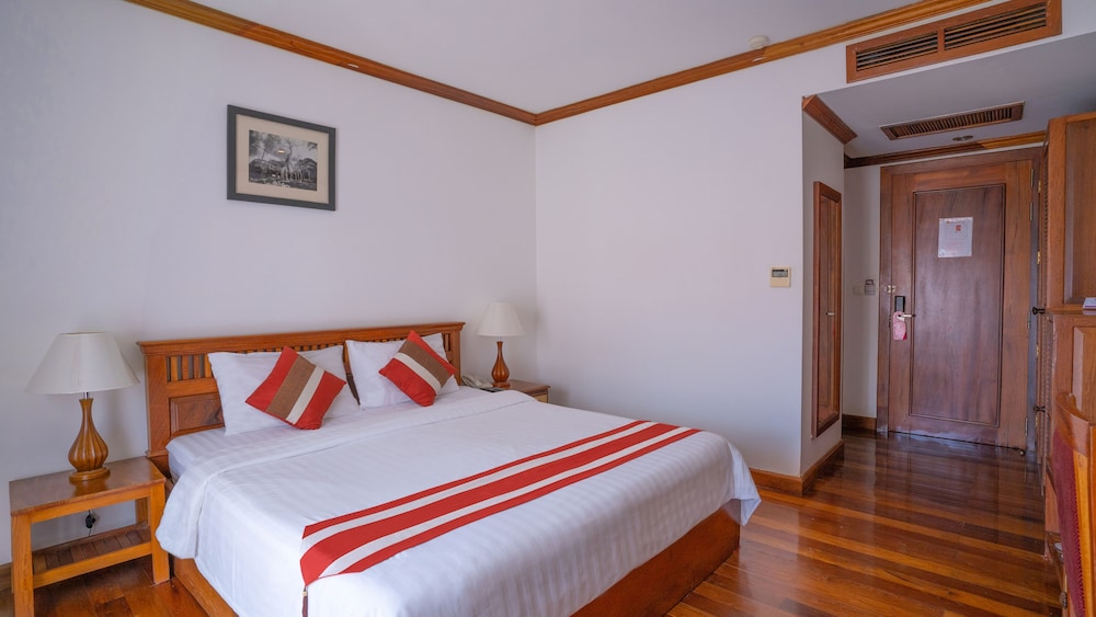 Deluxe Double Room with Balcony - Photo 10